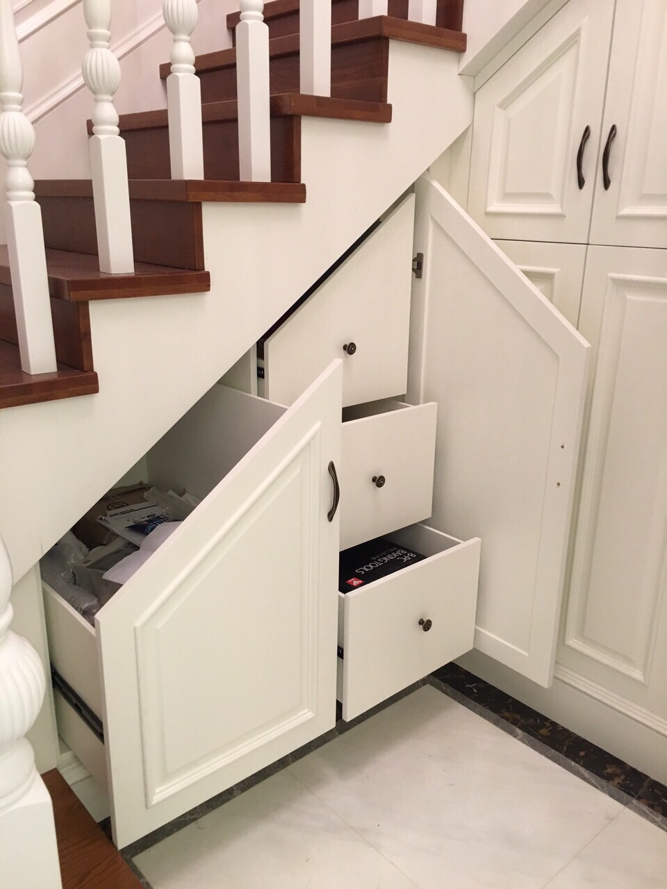 楼梯下是极好的收纳空间可以打造多类型储藏颜值和实用要兼得