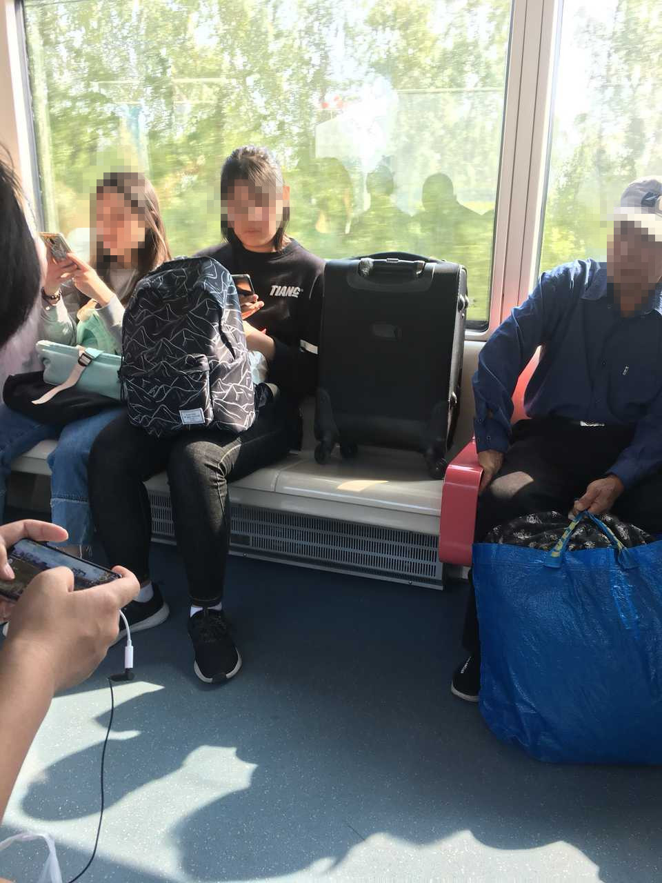 女生轻轨用行李箱占座
