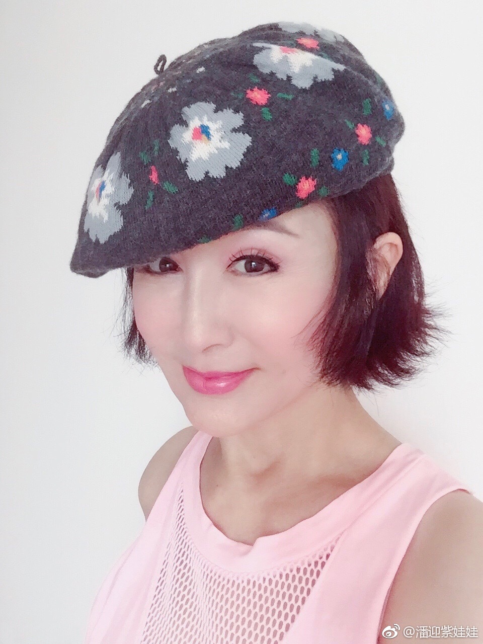 69岁潘迎紫近照曝光,皮肤紧致托腮卖萌,少女气十足