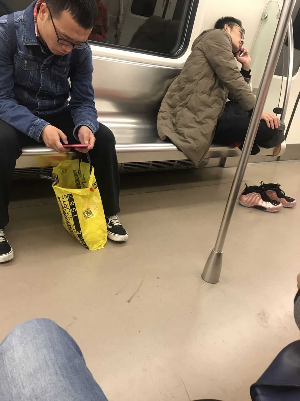 网友投稿在成都地铁二号线上偶遇一位哥老倌