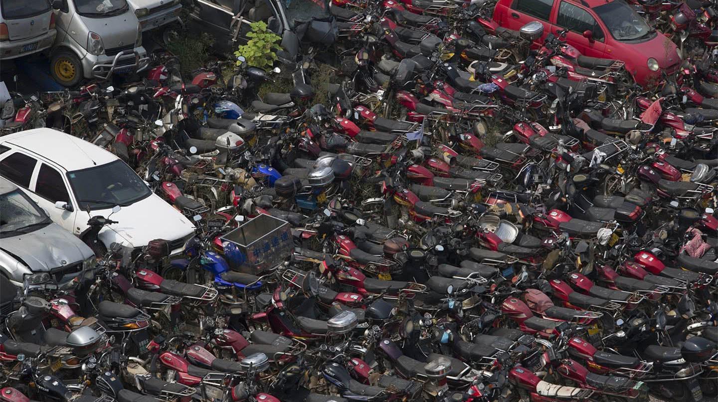 实拍:城市里的汽车"坟场"