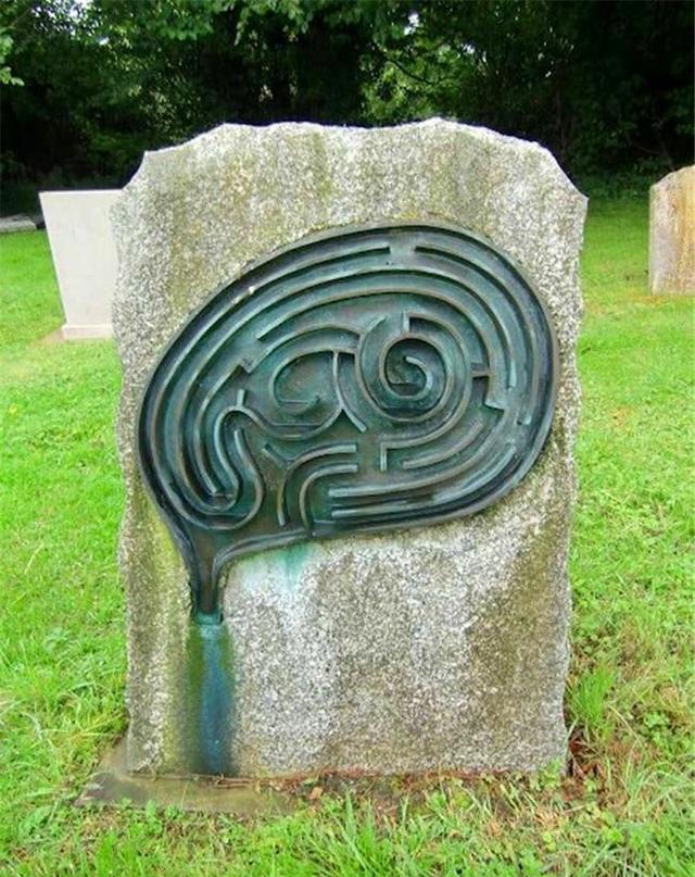 直击: 国外脑洞大开的奇葩墓碑, 第7张是防摸金校尉还是防僵尸鬼?