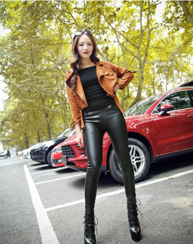 皮裤美女时尚搭配很好看塑造出双腿的魅力