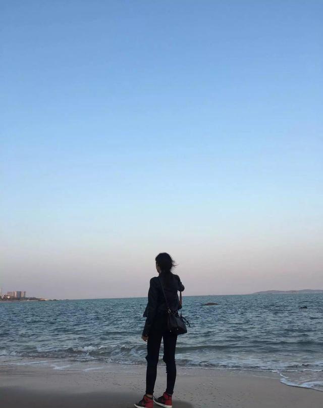 海邊美景俏麗女生醉人動心