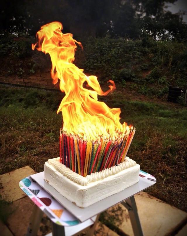 一妹子给历史上的偶像过生日,很努力地插了400多根生日蜡烛