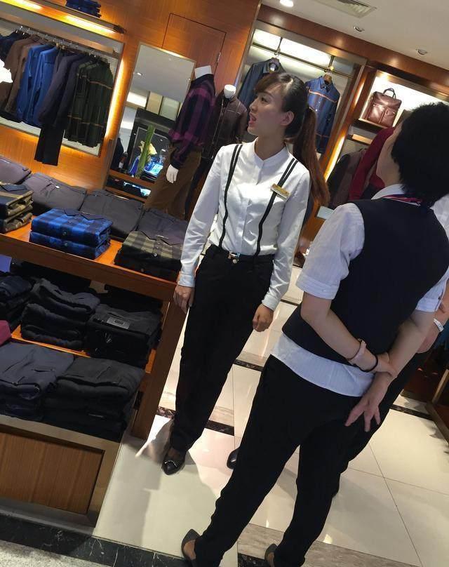 路人街拍 商场里卖衣服的职业装白皙妹纸, 身材很好还热情