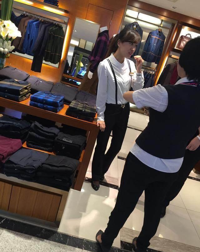 路人街拍 商场里卖衣服的职业装白皙妹纸, 身材很好还热情