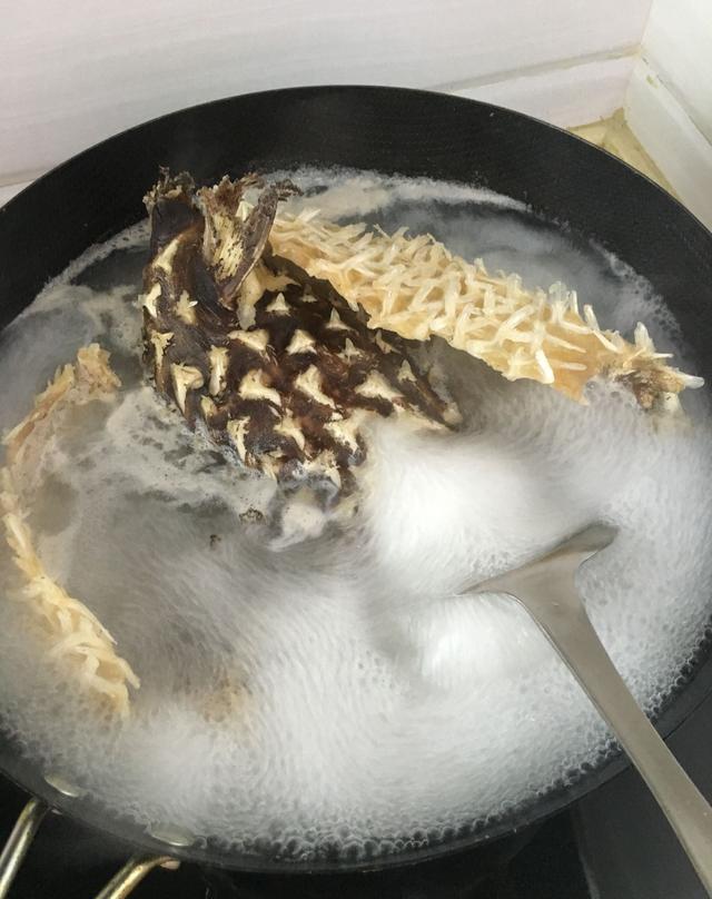 今晚朋友小聚好久没吃刺龟鱼皮排骨汤了, 认识刺龟鱼的请举手