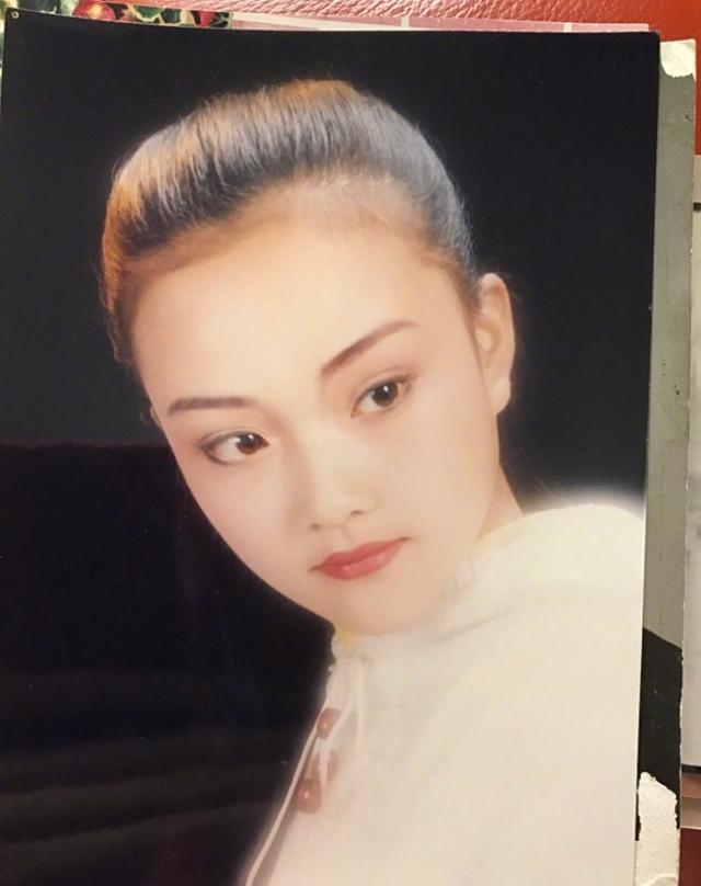 李小璐晒多张童年照证明自己纯天然, 但网友发现甜馨变样了