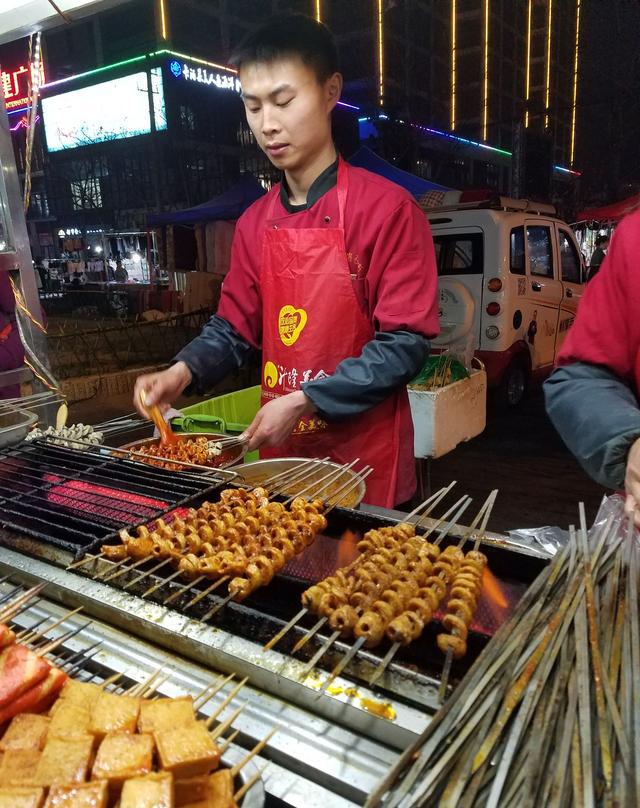 微漯河影像:漯河老黑烤面筋——一代人的美食记忆