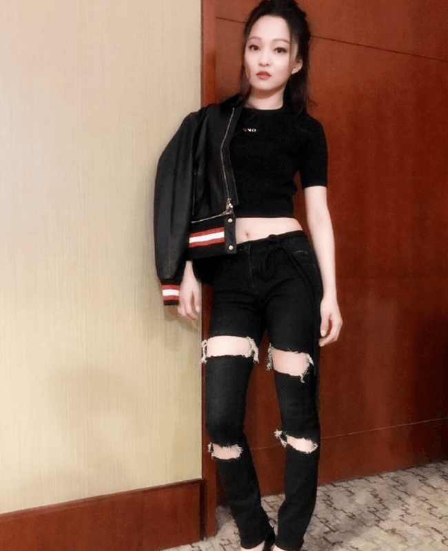 她一夜之间跌到谷底, 被亲妈残忍断送前程, 今35岁活成了这样!