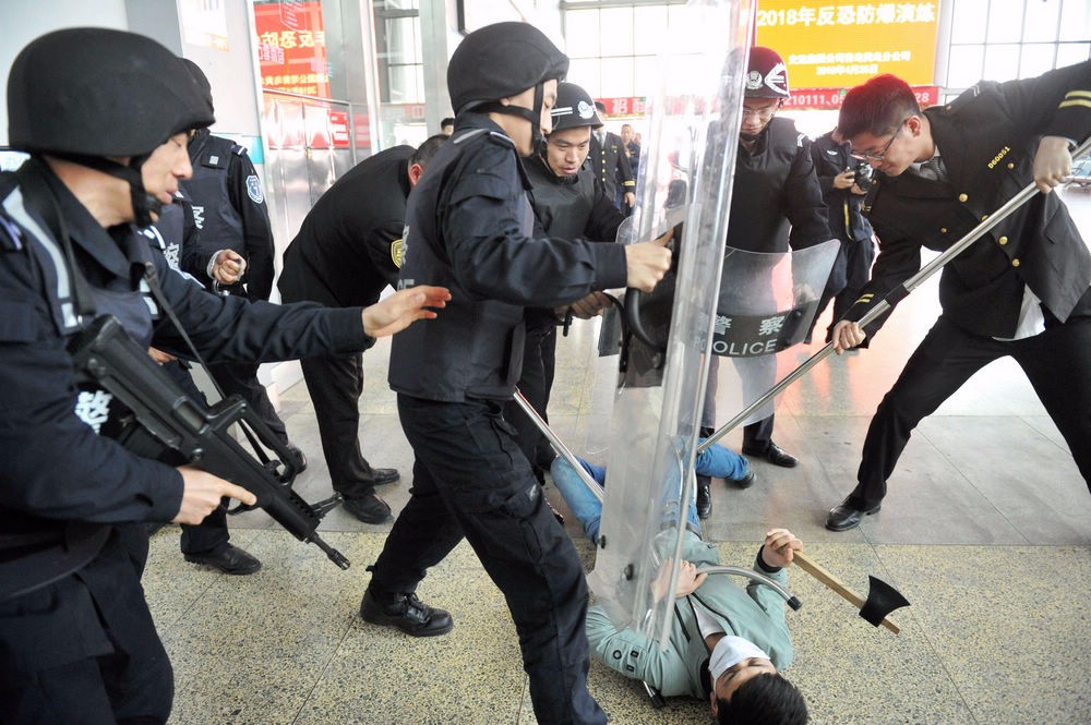 黄岛司乘人员接受反恐防爆培训 学习警械使用 演练真枪对真刀
