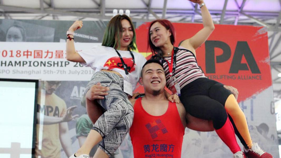 变态强!95后杭州大力士,胳膊比女生大腿粗,健身房杠铃被他练弯