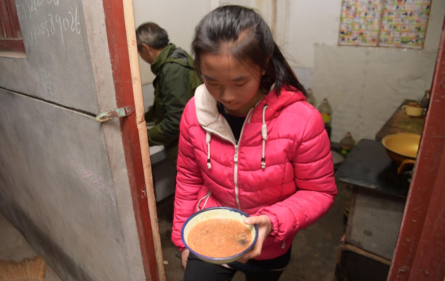 爸妈9年没回家11岁留守女孩把爷爷当爸