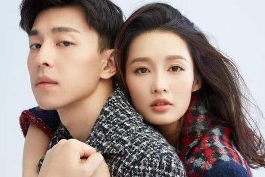 女星们和邓伦合照,表情十分的乖僻,动作真是太帅了