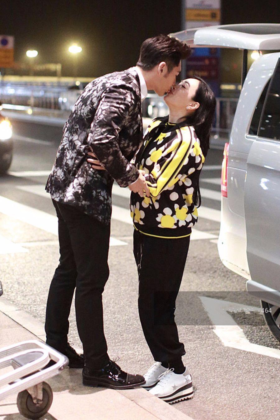 钟丽缇获老公张伦硕接机甜蜜献吻 当众秀恩爱现最萌身高差