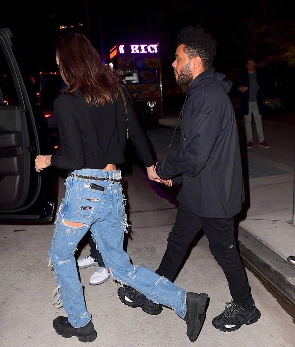 盆栽theweeknd和女友bellahadid牵手在纽约离开bella公寓的街拍