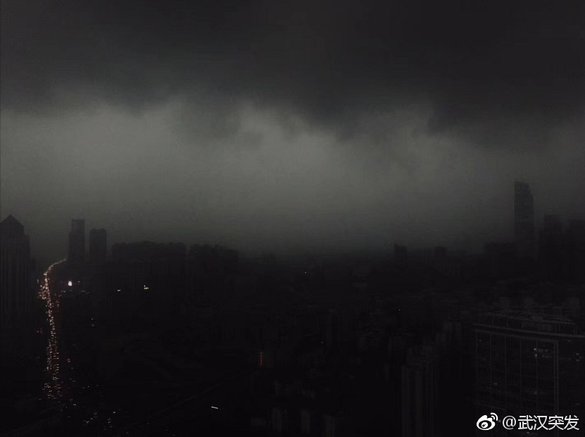 武汉电闪雷鸣突降暴雨 天空瞬间黑压压一片