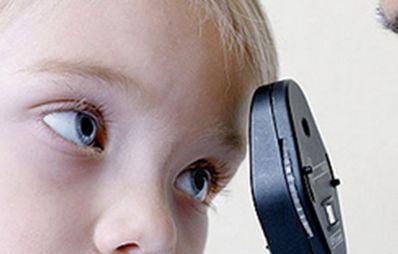 宝宝眼睛斜视不好看, 那么父母该如何帮助宝宝预防呢?