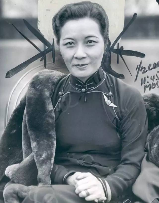 (宋美龄佩戴空军徽章)