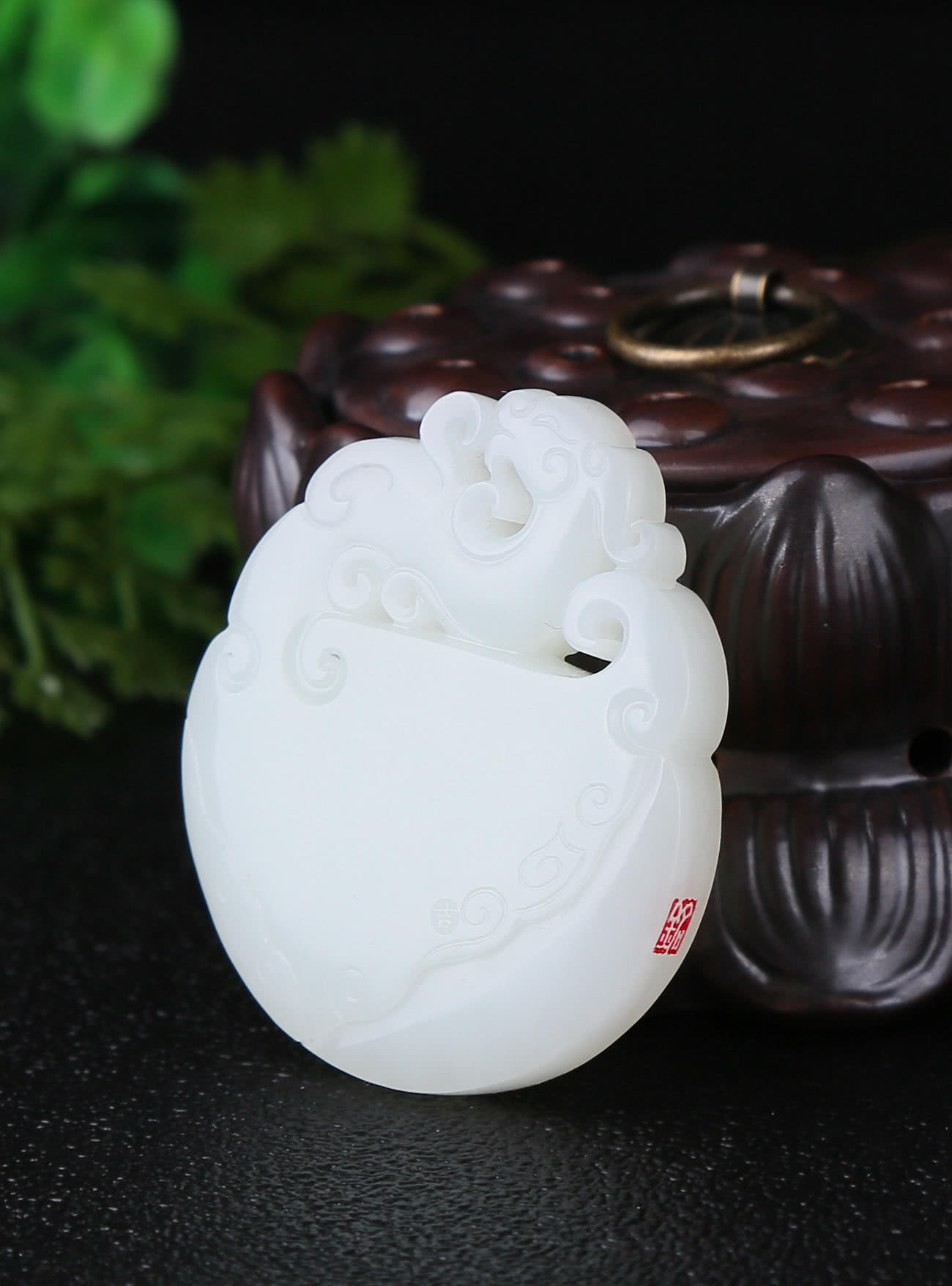 设计古朴典雅的和田籽料瑞兽玉牌