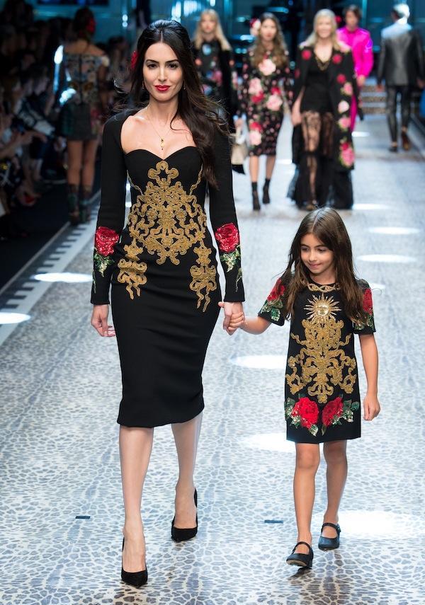 前曾经在一场以"母爱"为主题的时装秀上让女模特抱着婴儿走秀的dolce