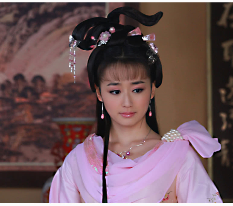 《活佛济公三》里面,她也饰演了一位漂亮好看的小姐朱丽月,但是还是没