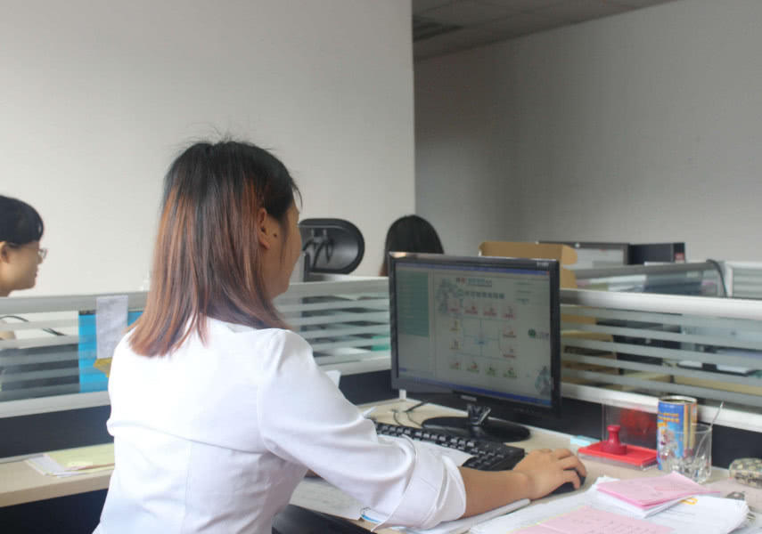 同事手机放办公室不见查看监控发现问题全公司女员工集体离职