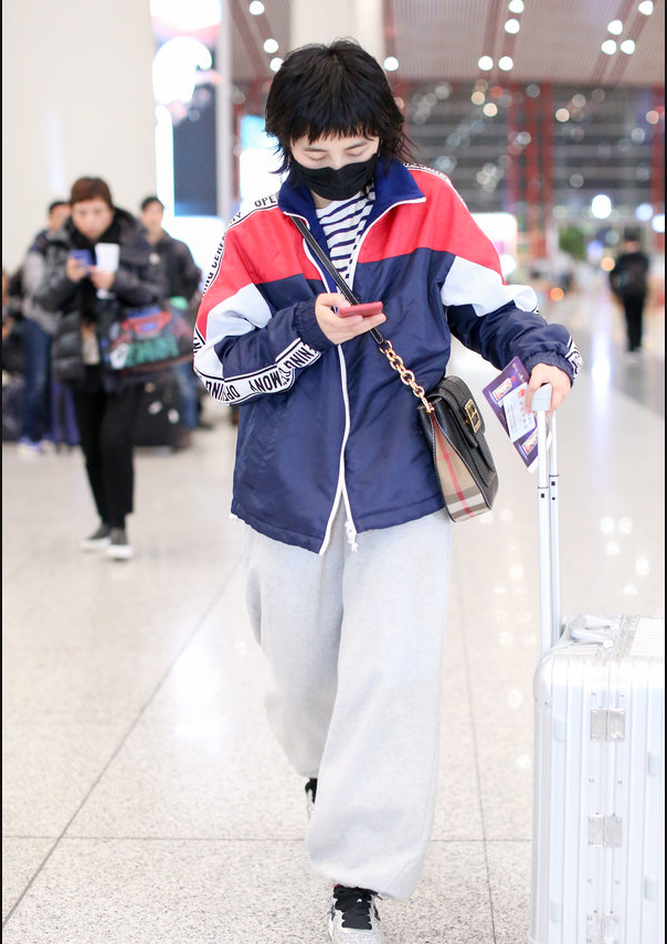 张子枫穿拼色运动服搭配黑白条纹t恤现身机场 简约时髦