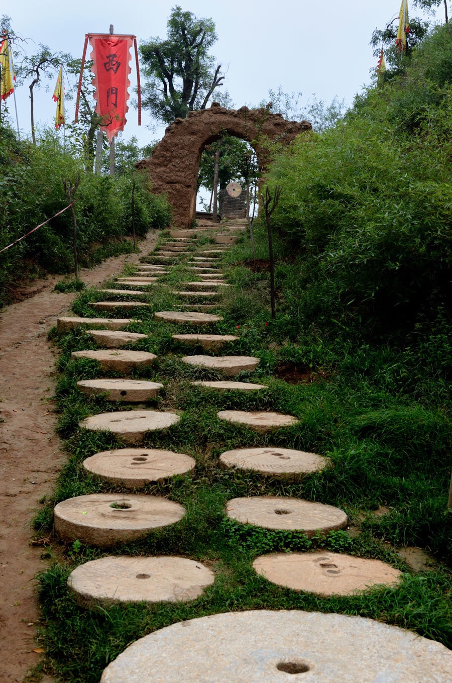 "马嵬驿"国家aaaa级旅游景区,是古丝绸之路西出长安第一个驿站