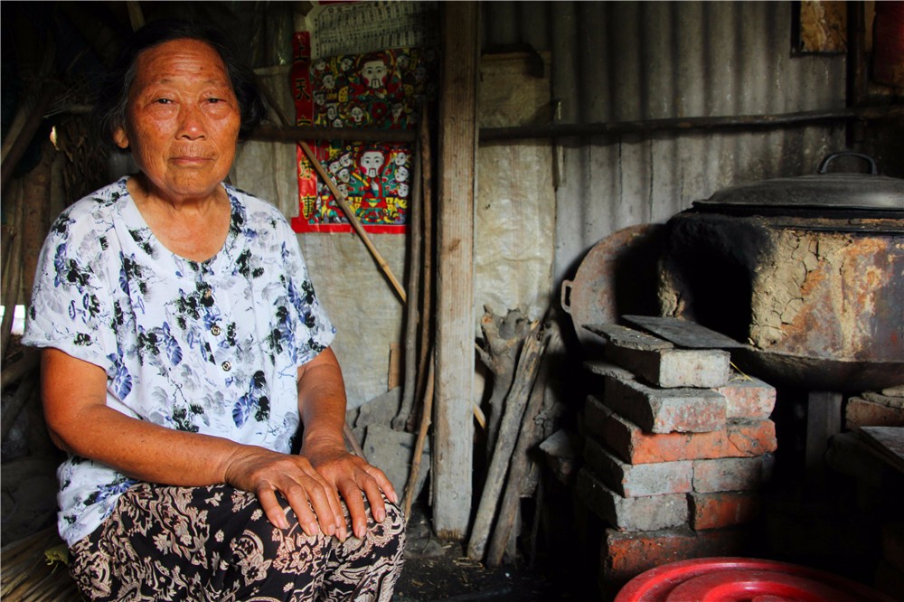 坐在矮小的厨房之中,王玉兰老人告诉我们说,她有3个儿子1个闺女,都