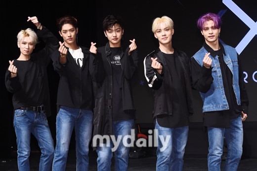 韩国男团cross gene新专辑发售showcase