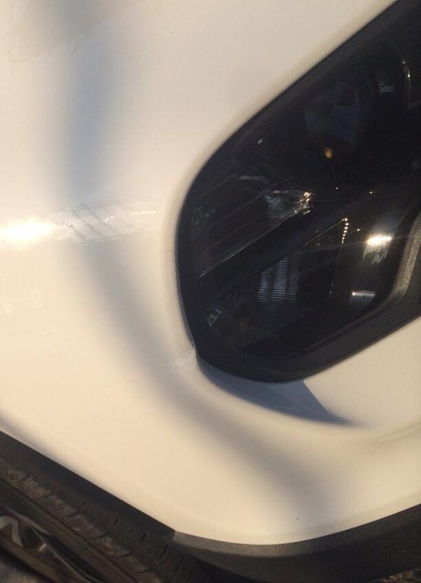 细看就有凹的痕迹,还有 补漆笔的痕迹