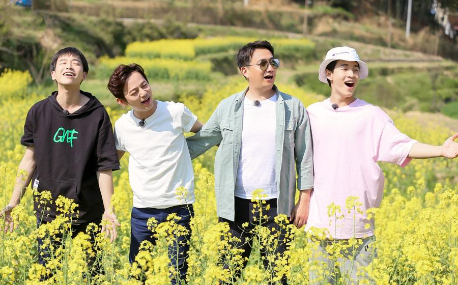 何炅穿2千多的T恤插秧,彭昱畅的400多,而看到