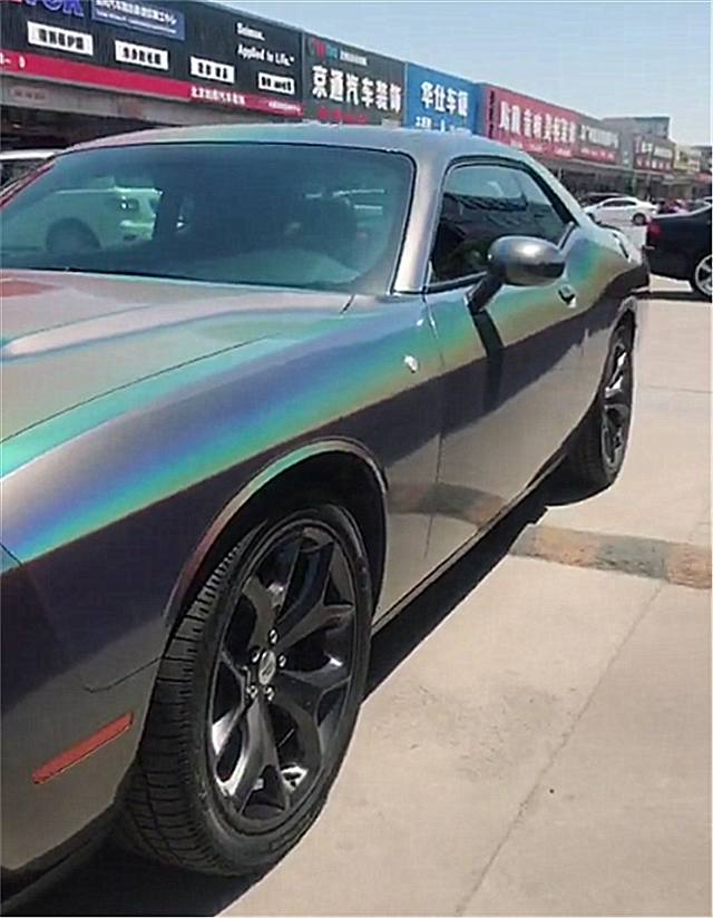 这样一辆价值50万的道奇挑战者,出现在东北的街头,车漆还是彩虹漆,在