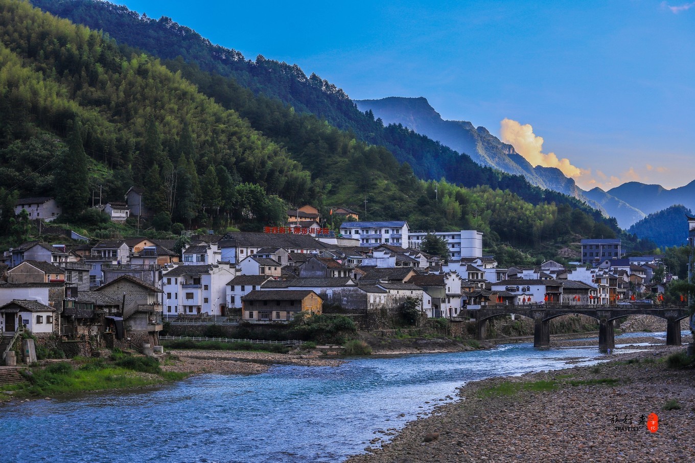 东邻风景名胜南尖岩,神龙谷,南倚崇山,西临乌溪江