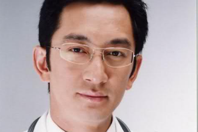 吴启华在12岁时就已经独自生活,独自去英国留学,后来在吴启华18岁时