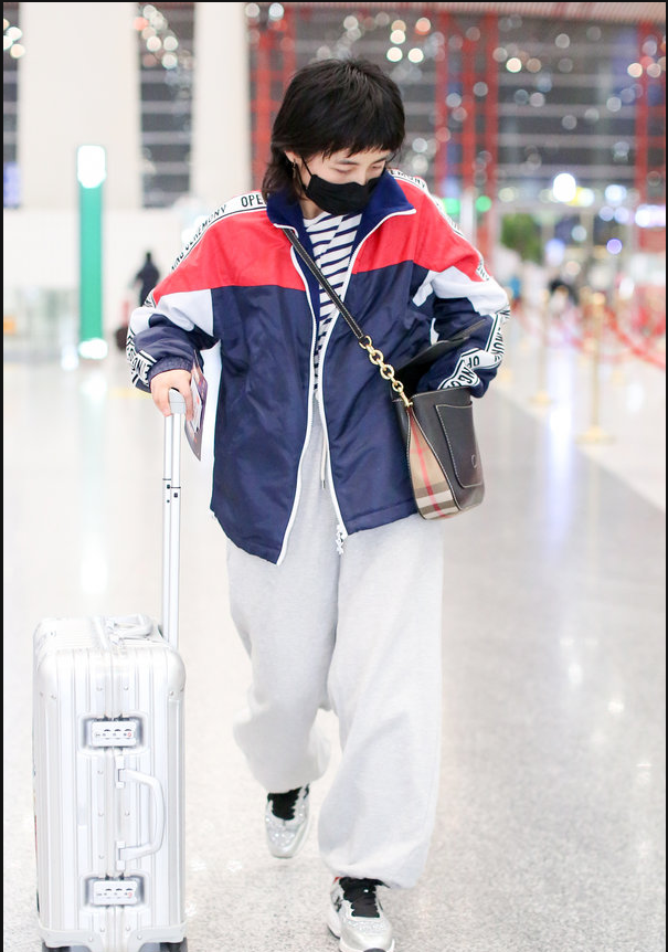 张子枫穿拼色运动服搭配黑白条纹t恤现身机场 简约时髦