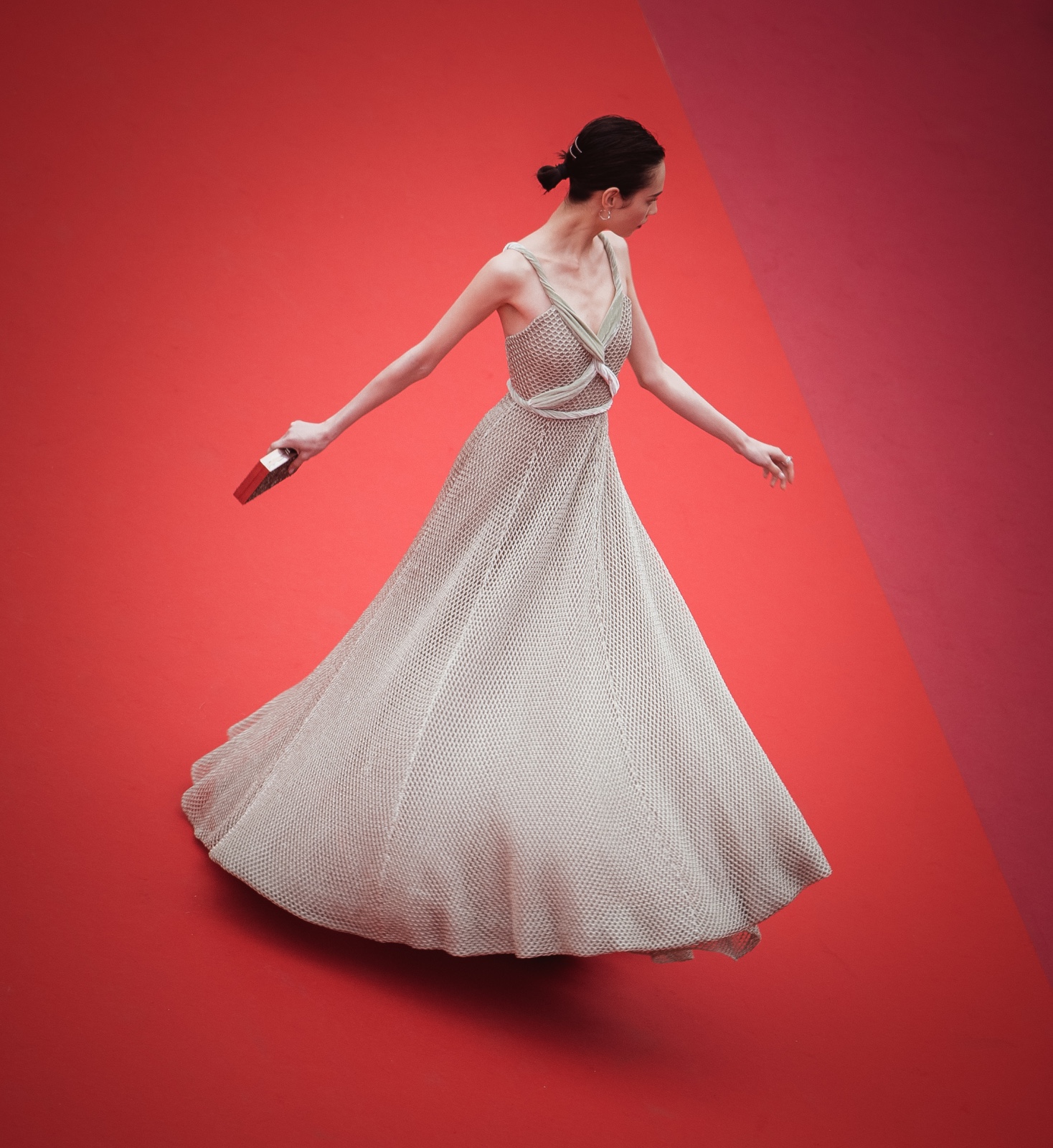 水原希子亮相戛纳红毯 摇曳裙摆上演魅惑"背影杀"