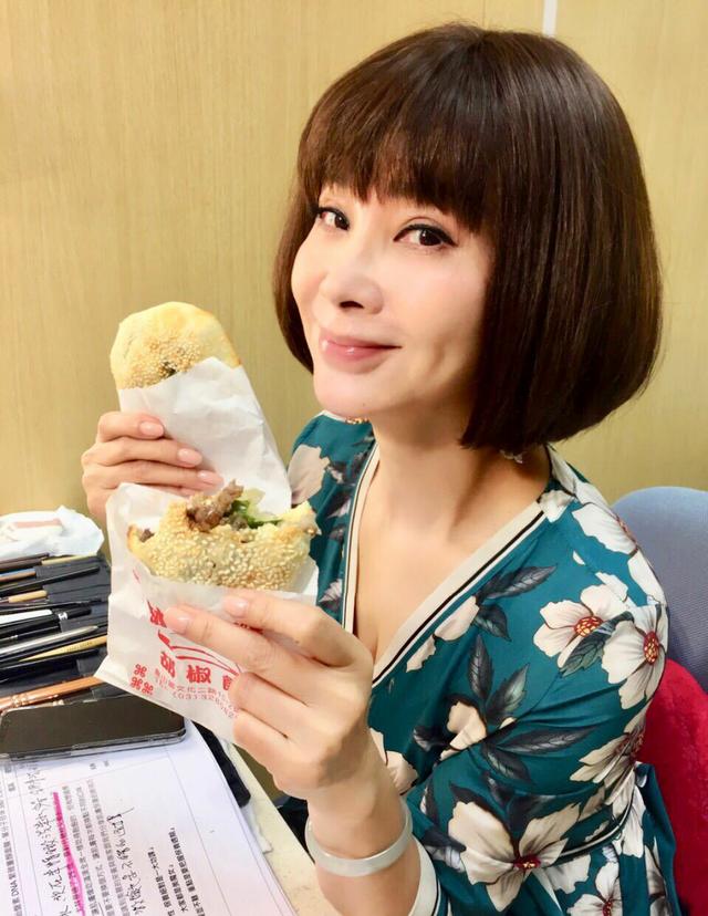 娱乐圈最美老太太,60岁仍美艳动人,还和小20多岁鲜肉传恋情!