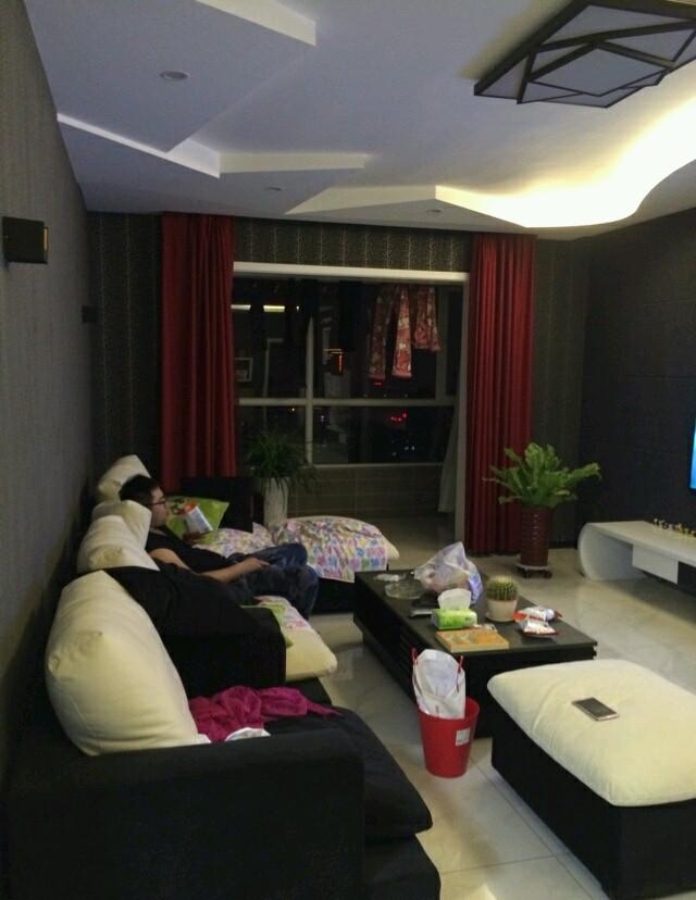 客厅电视背景墙,漆黑漆黑的,我真受不了