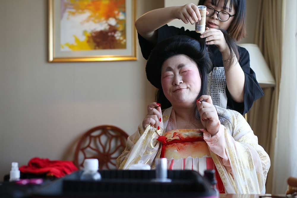 实拍上海街头行走的唐朝仕女表情包胖姑娘化妆2小时穿汉服上街