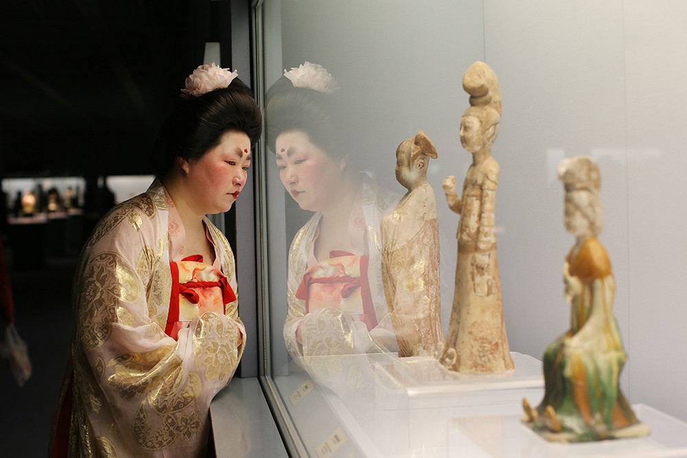 实拍上海街头行走的唐朝仕女表情包胖姑娘化妆2小时穿汉服上街