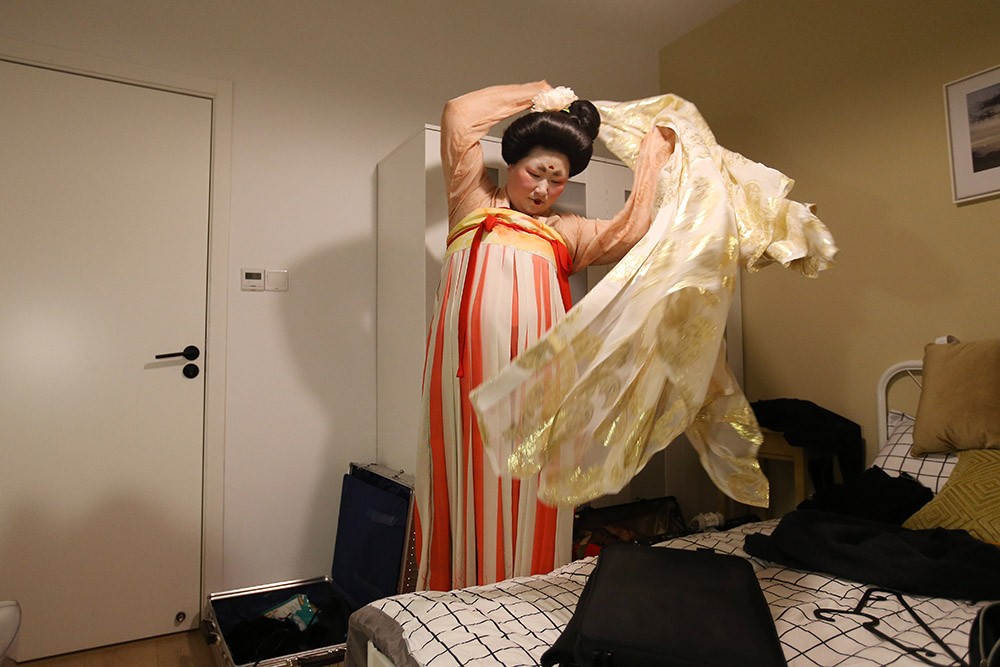 实拍上海街头行走的唐朝仕女表情包胖姑娘化妆2小时穿汉服上街