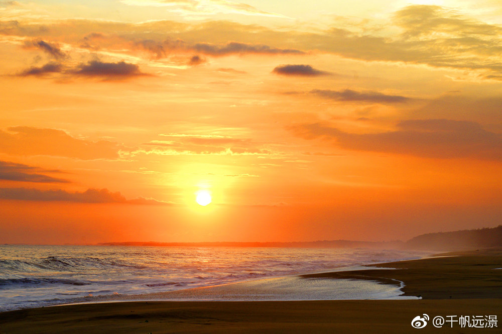 在汉班托塔白茫茫的沙滩之上看太阳从一望无际的印度洋上落下
