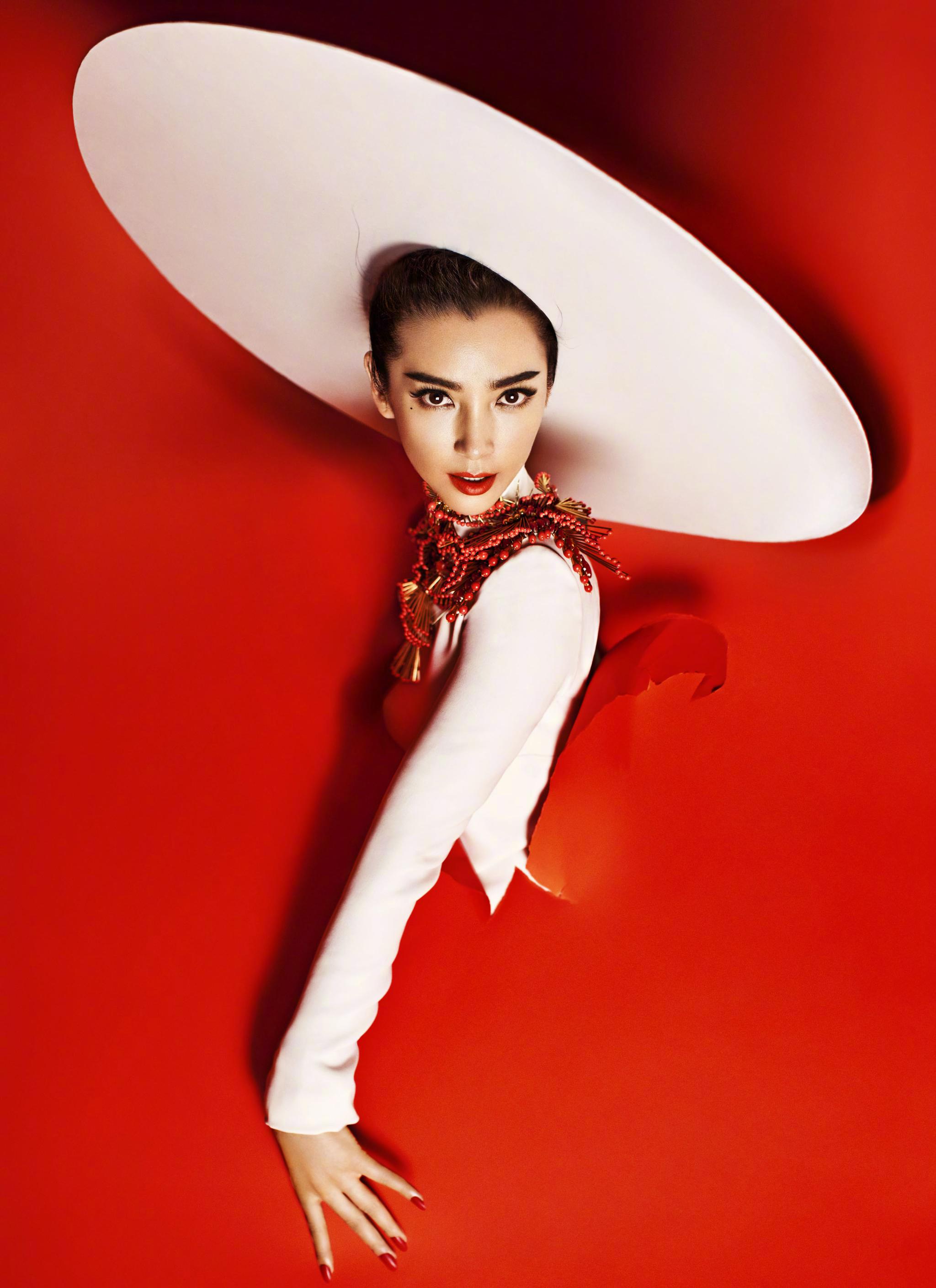 李冰冰新片首映,女科学家赤手空拳斗鲨鱼御姐气场全开