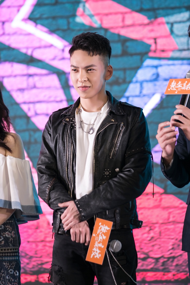 蒋雪鸣亮相新戏发布会痞帅男友霸气上线