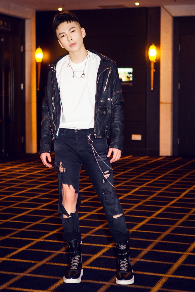 蒋雪鸣亮相新戏发布会痞帅男友霸气上线