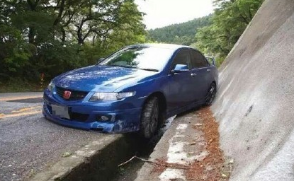 他利用水渠惯性飘移过弯 他的车很快 我只看到他