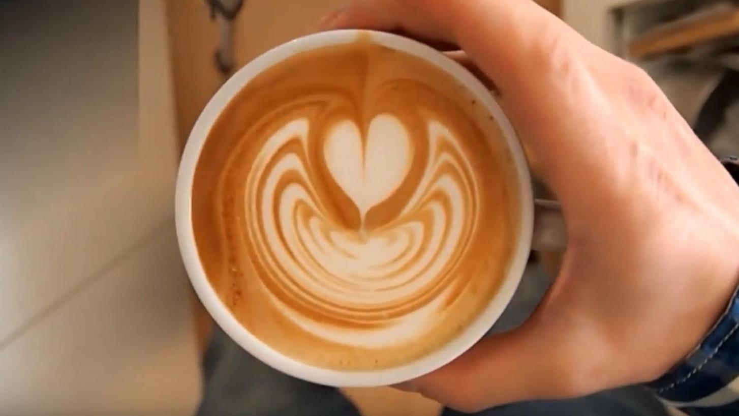 咖啡拉花基础教程:手把手教你拉一个简单的桃心